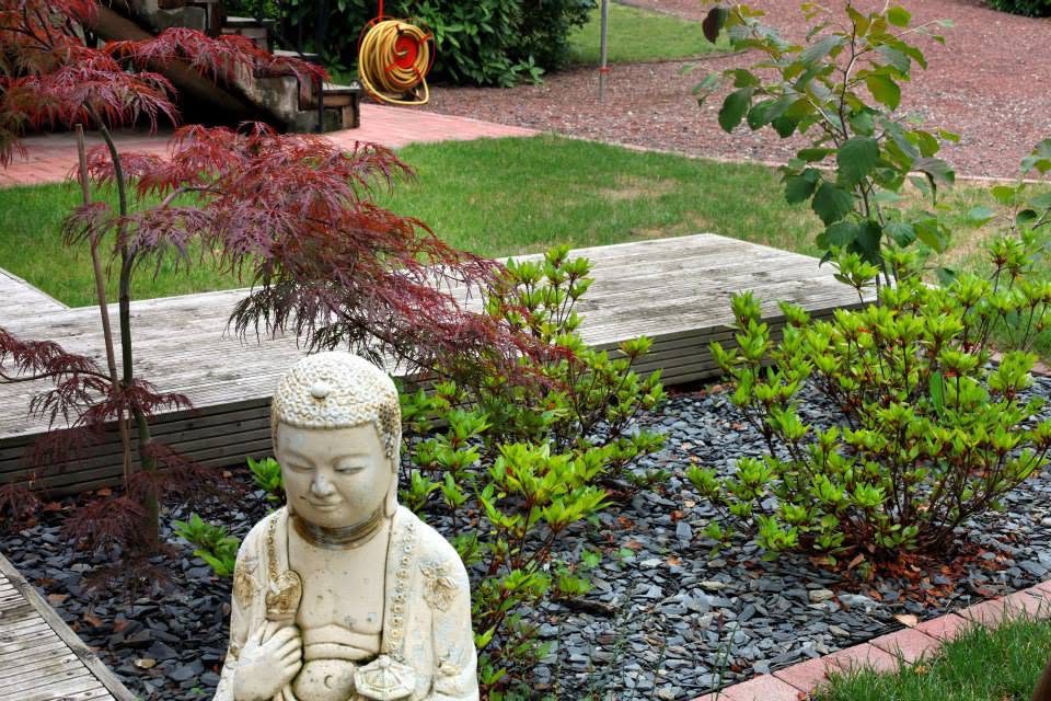 Massif en paillage d'ardoise, érable du Japon et statue