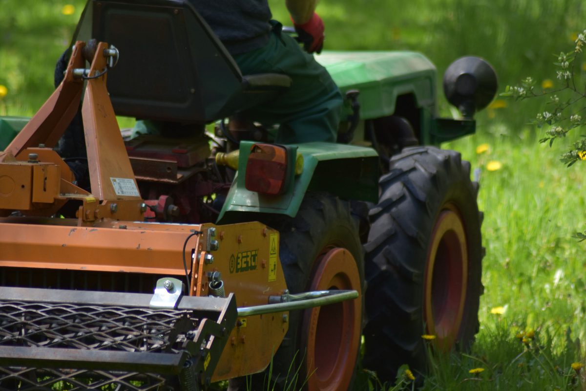 Entretien d'un terrain au micro-tracteur