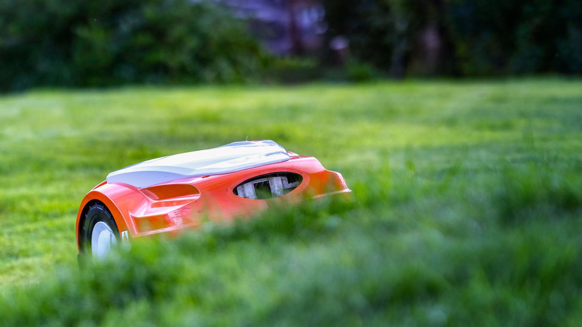 Robot tondeuse autonome en action sur une pelouse