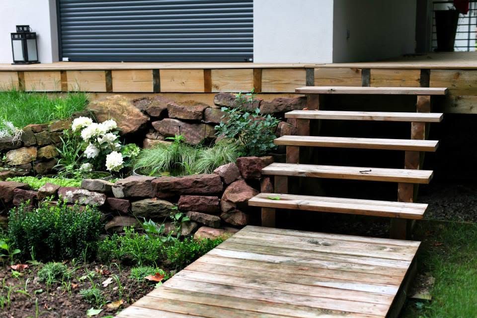 Escalier en bois et muret en pierres naturelles